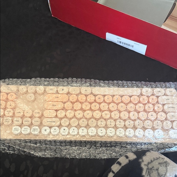 Wireless Keyboard - Picture 2 of 3